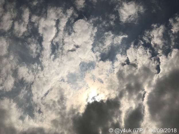 蒸し暑い35℃の空・雲・太陽～危険な暑さ…熱中症ぎみぎみシェイク。一転あす20℃台風北風雨(~_~;)