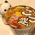 19℃寒い雨→昨日34.8℃寒暖差…夜「ごつ盛り味噌」カップ麺どーぞと自分より大きいのに…温かいねこあつめ温かい心が恋しい～豪華ディナー…まとめ買い残してて助かった味噌が暖かく美味しい(´；ω；`)
