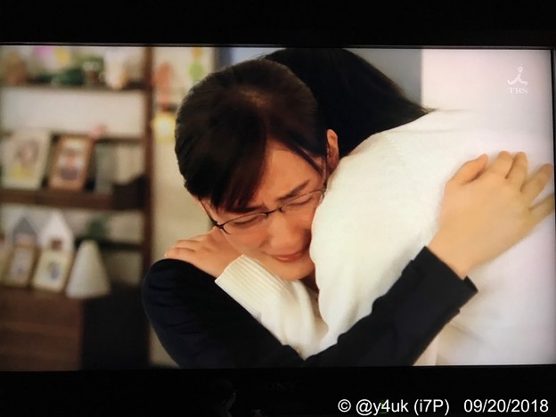 感涙の最終話うしろに夫と奥様の遺影と共に抱きしめ合う親子“義母と娘のブルース”綾瀬はるか(義母)他人だからこその深い愛が絆が笑顔が優しさ支え合い思いやり「私たちの心を救った“愛”に溢れたドラマの軌跡」