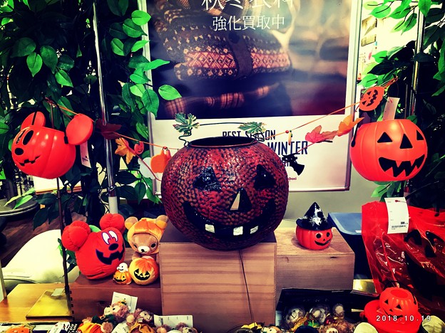 運が良かった日の旅先その3:ハロウィンだらけかぼちゃ！リラックマもダッフィーも可愛い(°▽°)怖い格好してもいいけど可愛いなら許せるね[10.29再び色々旅金病院猫悶絶家具笑顔外食焼肉の日夜まで]