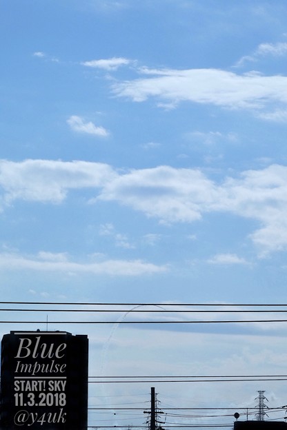13:34Blue Impulse 2018 Start!優しい青空に遥か遠く電線ビルの向こういきなり見えたー( ´ ▽ ` )ズーム！高倍率コンデジサイコー！(149mm/シャッター優先:TZ85)