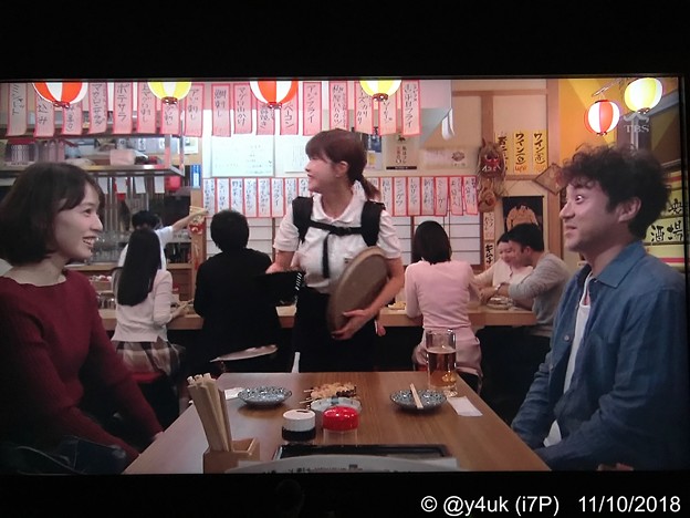5話:戸田恵梨香(尚)ムロツヨシ(真司)再会。女性店員のおんぶを見て「本当に生まれたんだ！」と笑顔。冗談が真実になった。明るさも挟むドラマだから大好き“大恋愛”INEDボートネックニットの赤お似合い♪