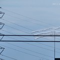 五線譜な電線に音符たちが踊る♪秋空に響くカルテットに聴衆は歓声！鉄塔の向こう、ブルーインパルス達はスモークぐるっと大旋回～コンデジズームで構図画角液晶画面で観て(750mm/シャッター優先:TZ85)
