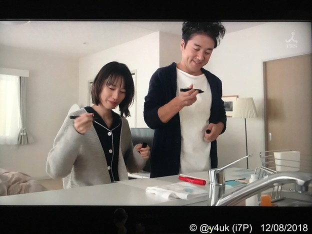 9話:マジックのキャップを外す瞬間も一緒！仲良し運命の人かわいい2人☆戸田恵梨香(尚)＆ムロツヨシ(真司)「忘れないようにと部屋中メモだらけになってゆくが手書きが愛おしい」対比して進む病状に“大恋愛”