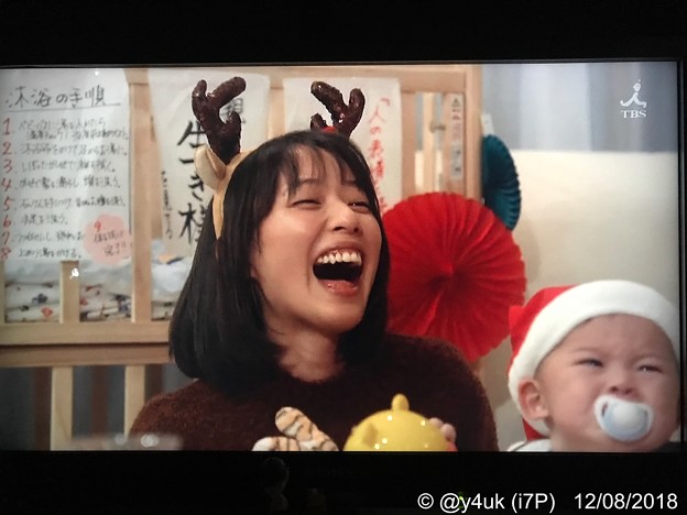 9話:戸田恵梨香(尚)「トナカイさんで爆笑」我が子にムロパパサンタさん泣かれて素顔の爆笑トナカイカチューシャも可愛くて笑顔でショートで＆我が子(恵一くん)「(ムロサンタこわい)号泣」Xmas“大恋愛”
