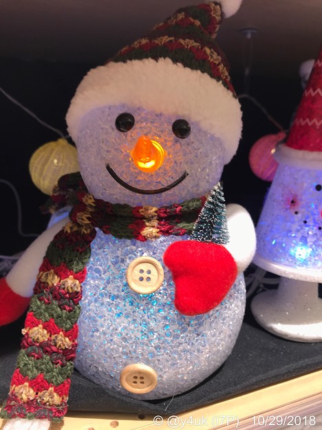 17:57Night Snowman～お鼻腫れて寒い夜、手袋マフラーニット帽、自分が寝る時と同じ防寒( ´ ▽ ` )隠れてるの、だって寒いし寂しいから…と話し笑ってくれた。温かい人が好き。逃げよう！