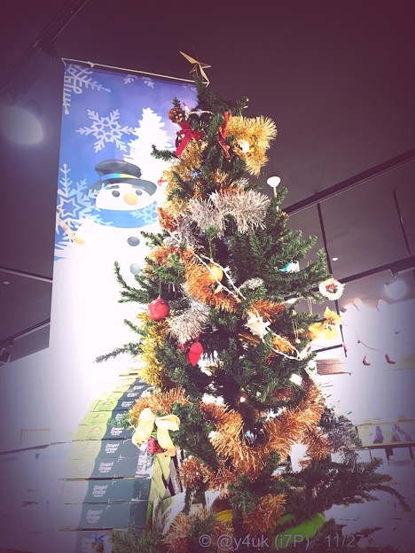 17:40XmasTree &amp; Snowman～夜クリスマスツリーとスノーマンが重なり抱き合っていた。ツリー輝いてる～Night dreaming..make Love(1/17sec:infltr)