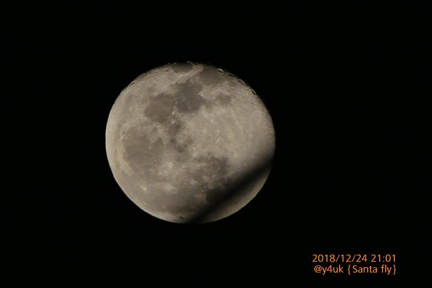 21:01Xmas Eve Moon Santa Flying over飛んでキター！月と奇跡のコラボ☆決定的瞬間☆この後東京で夜景写真のツイートあり！サンタさん優しいいるよ(1500mm:TZ85)
