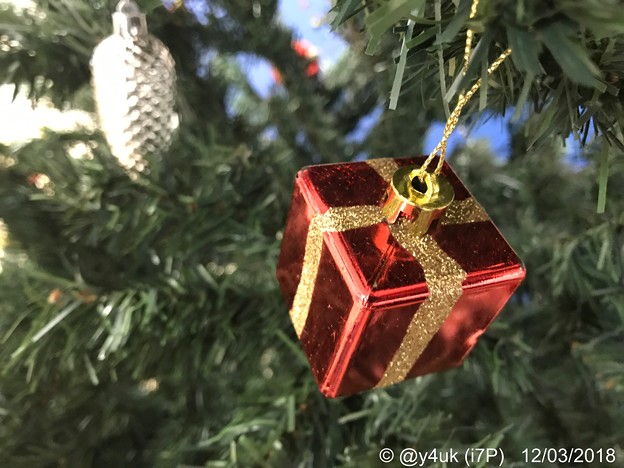 Photos: Xmas Present Tree～クリスマスツリー☆赤い箱が温かい( ´ ▽ ` )12.3#ワンツースリーの日に行った通院旅先で今年はずめて付け足したプレゼントオーナメント見ただ！サンタさんからだ