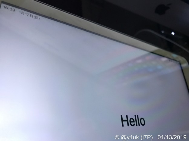 “Hello”iPad AirをiOS12.1.1最新に→時計が左へ…日付け付き…ダサい。前の中央時計が良かった、日付け要らない。左は“iPad”表記とWi-Fi表示で良かった～時間を忘れて夢中はヤバ