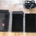 比較:4年も愛用の中央:カバー外した“AK100II”左:専用付属純正ケース。右:“AK70MKII”上:付属USBケーブル(AK100II付属と同様)高さ違う。音が中低70MKII、高美音100II