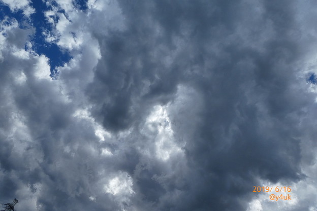 Photos: きのう梅雨寒大雨18℃→きょう32℃超寒暖差＋湿度＝分厚い雨雲に覆われて蒸し暑い“梅雨の晴れ間”～低い大きな美味しくなさそうな雲・突然突風・隙間青空・インデペンデンスデイUFO的(25mm:TZ85)
