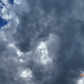 きのう梅雨寒大雨18℃→きょう32℃超寒暖差＋湿度＝分厚い雨雲に覆われて蒸し暑い“梅雨の晴れ間”～低い大きな美味しくなさそうな雲・突然突風・隙間青空・インデペンデンスデイUFO的(25mm:TZ85)
