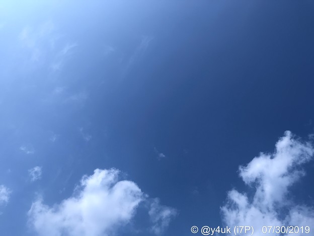 唯一1ヶ所だけ出た青空と雲＝夏空！36℃殺人猛暑…止まらない汗と火照る頭身体で茹る危険な熱中症の空を数分での撮影です(WBマニュアルcoolへ絶妙な色へ調整しながら撮った/熱いiPhone7Plus)