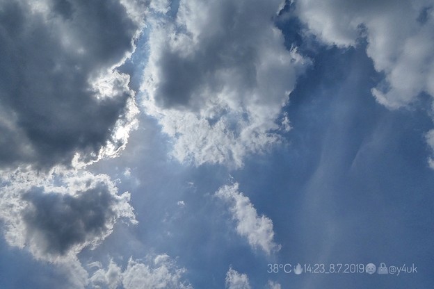 14:23_38℃の空。雲が太陽を遮ってくれ若干マシですが数秒で汗だく(~_~;)殺人猛暑の夏空「2019年#原爆の日」惚気夫婦より深刻死残虐火傷放射線原爆病狂人…夕方この後Go(絞り優先:TZ85)