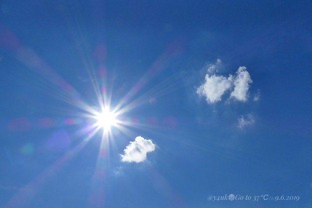 37℃“かんかん照り”ピーカン青空、突き刺す太陽、食べられる雲、アクエリアス色を飲んでGo～旅直前のvery hot sky～疲労弱者すでに汗…頭突き刺す中チャリ行く勇気は命がけ(絞り優先:TZ85)