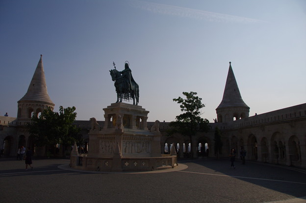 Photos: 漁夫の砦と聖イシュトヴァーンの騎馬像