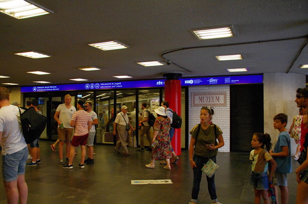 デアークフェレンツ広場駅