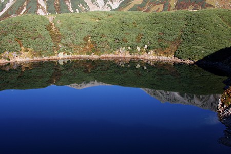 みくりが池に映りこむ立山の主峰