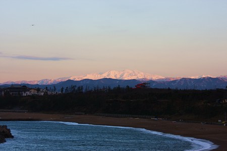 白山と越前海岸　　夕日に染まって　(*^^)♪