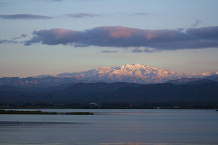 雪の白山　夕暮れの柴山潟