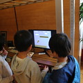 Photos: 遠隔操作ファミコンで遊ぶ子供たち
