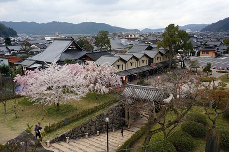 正門前