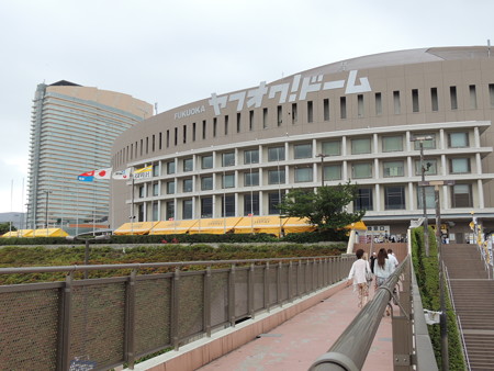 ホテル・駅から徒歩10分程度。