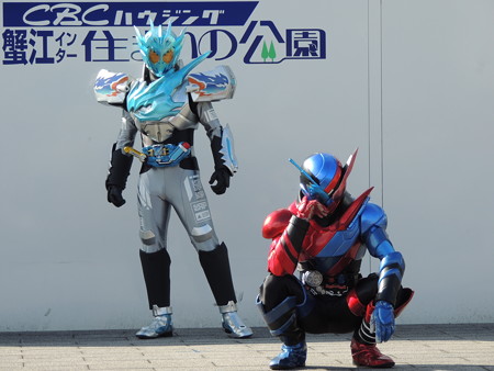 仮面ライダークローズ(後ろ)。