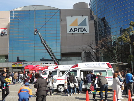 消防車・救急車の展示。