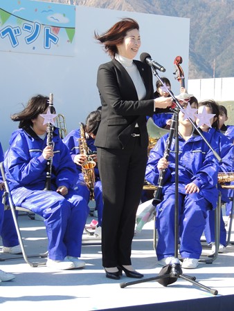 髪の毛がめっちゃなびいてる。