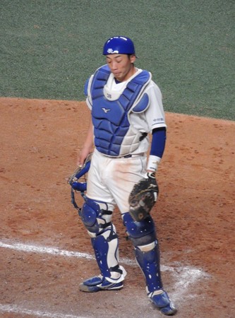 渋い顔の松井雅捕手。