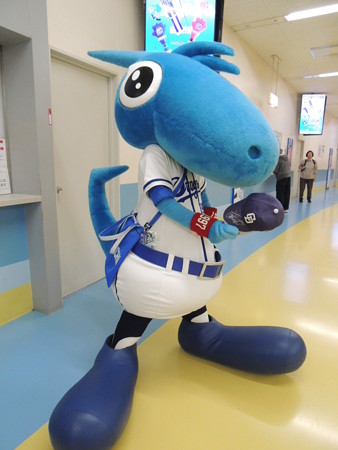 帽子をもってポーズ。