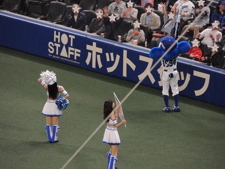 1塁側にドアラ。