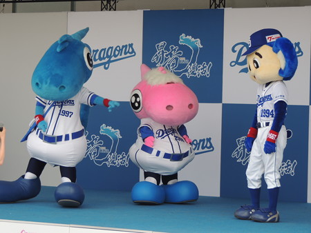 ドアラを指さし。