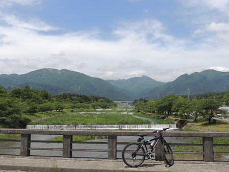 鈴鹿の山々を背景に。