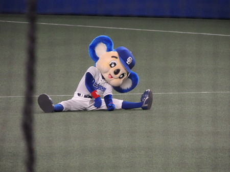ストレッチするドアラ。