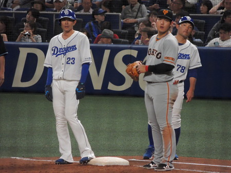 ヒットで出塁の遠藤選手。