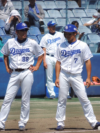 荒木コーチと根尾昂選手。