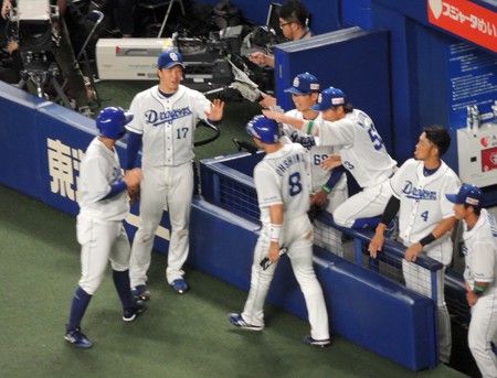 盛り上がる1塁ベンチ。
