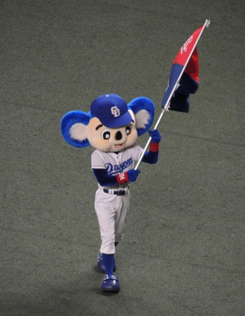 旗振りドアラ。