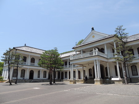 三重県庁舎。