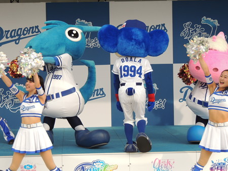 退散するドアラ。