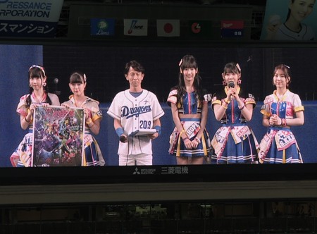 SKE48と長谷川さん。