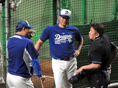 与田剛監督と審判。