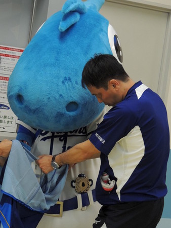 サインするシャオロン。