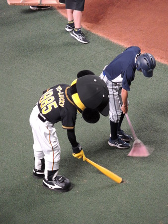 指示をするトラッキー。