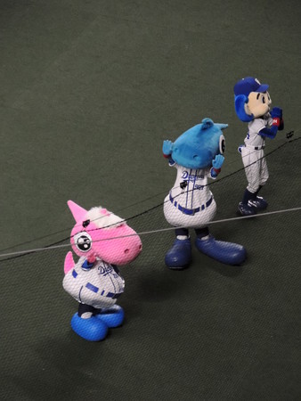 祈るドアラ。