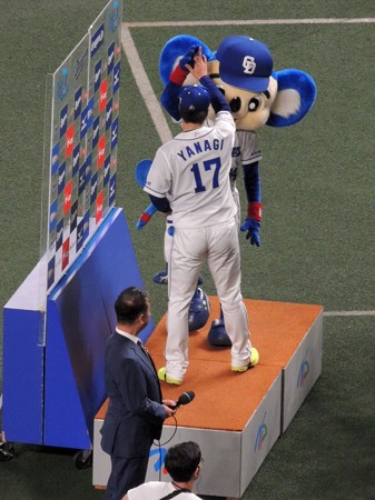 ドアラとハイタッチ。
