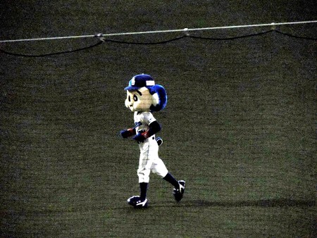 暗がりのドアラ。